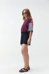 Short azul marino de corte clásico con cintura elástica fruncida y bolsillos laterales.