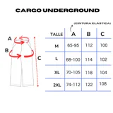 Pantalón cargo negro de corte ancho y holgado, con cintura elástica y cordón ajustable. Presenta detalles de corte o solapa en la parte trasera de las pantorrillas.