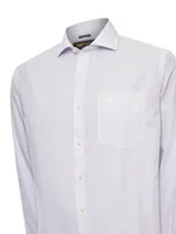 Camisa de vestir de manga larga con diseño de rayas verticales finas en tonos beige y azul claro. Presenta cuello italiano, cierre frontal con botones y un bolsillo en el pecho con el logo de la marca bordado.