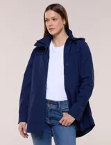 Campera impermeable Gallery color azul marino, con capucha plegable, cierre frontal con solapa de botones a presión, bolsillos y cordón de ajuste en la cintura.