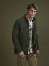 Campera de algodón color azul marino con cuello alto, cierre frontal con cremallera y botones a presión, cuatro bolsillos frontales con solapa y puños con botón.