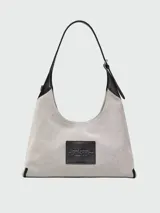 Cartera hobo Marc Jacobs The Belted Sack de lona color beige claro, con detalles en cuero marrón y el texto "THE SACK BAG MARC JACOBS" estampado en el frente.