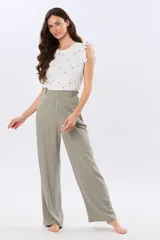 Pantalón de lino y viscosa color beige, de pierna amplia, corte recto y media cintura elastizada con presillas.
