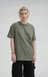 Remera de manga corta y cuello redondo, color verde militar, confeccionada en algodón premium suave. Presenta un calce regular con un recorte en la espalda.