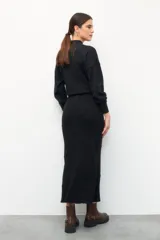 Falda larga color beige de punto con costuras horizontales en perpendicular.