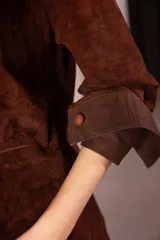 Camisa de cuero suede color suela, de corte holgado y diseño clásico con botones forrados al tono.