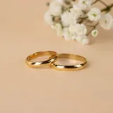 Par de alianzas bombé de oro de 18k, diseño clásico de superficie lisa y brillante.