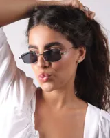 Lentes de sol plateados con forma rectangular y cristales negros. Protección UV400.