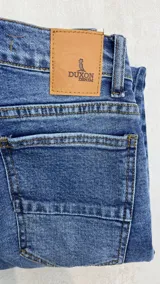 Pantalón de jean chupín color azul claro.