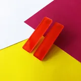 Par de aros colgantes rectangulares de resina color naranja.