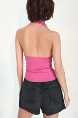 Falda pantalón de tiro medio confeccionada en denim, con bolsillos delanteros y cierre frontal con cremallera y botón metálico.