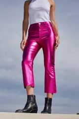 Pantalón de tiro alto confeccionado en bengalina engomada con acabado metálico brillante. Presenta un corte capri semi oxford con costura horizontal a la altura de la rodilla, cierre frontal con botón metálico y bolsillos funcionales.