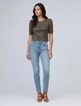 Top corto color verde militar, marca Tahari, confeccionado en símil gamuza. Tiene mangas cortas abullonadas, cuello redondo y cierre invisible en la espalda.