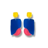 Par de aros colgantes con formas geométricas de acrílico en colores amarillo, azul y rosa.