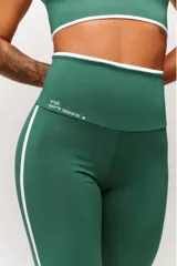 Calza deportiva de tiro alto color rojo, con franjas laterales blancas y detalles blancos en los tobillos.