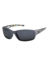 Lentes de sol Caterpillar con armazón gris mate de diseño deportivo y envolvente. Presentan patillas con detalle de estampado camuflado en el interior y logo de la marca en el lateral.