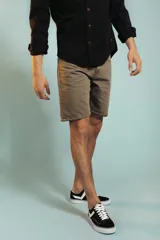 Bermuda de gabardina color marrón, con corte recto, bolsillos laterales y cierre frontal con botón.