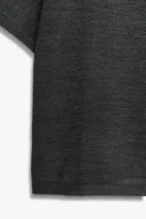 Jersey de punto liso color gris oscuro, con cuello redondo y mangas cortas amplias.