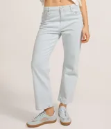 Pantalón baggy de jeans con rayas verticales celestes y blancas, cintura media, trabillas y bolsillos.