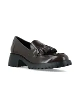 Mocasines de cuero color marrón oscuro, con detalle de flecos en el empeine y suela track de goma negra con taco cuadrado.