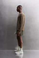 Camiseta negra de entrenamiento de corte regular fit, confeccionada en tejido técnico ligero y elástico. Cuenta con cuello redondo, mangas largas, costuras planas y logo estampado. Zara Athleticz.