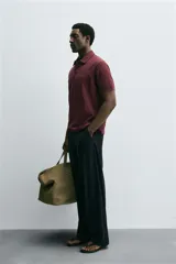 Polo de hombre color verde oliva, de corte regular fit, con cuello solapa y cierre frontal de botonadura. Presenta manga corta y acabados en rib.