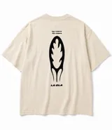 Remera color arena de corte oversize, con estampa en el pecho y gran diseño gráfico en la espalda en color negro, marca La Ola.