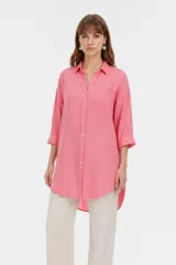 Camisa blanca de viscosa de corte oversize, con cuello camisero, cierre frontal de botones y bolsillo ojal en el pecho.