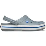 Zueco Crocs modelo Crocband, color gris con franja blanca y azul en la suela. Diseño ergonómico con tira trasera ajustable, perforaciones para ventilación y logo de la marca en el lateral.