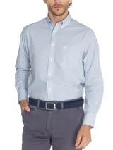 Camisa de manga larga RKF para hombre, de color celeste con finas rayas blancas, cuello button-down, bolsillo en el pecho con logo bordado y cierre frontal con botones.