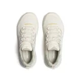 Championes de senderismo Merrell modelo Speed Strike 2, de color beige con detalles en celeste claro y verde musgo. Presentan parte superior de malla y sintético, suela de goma con tacos para mayor tracción y cordones frontales.