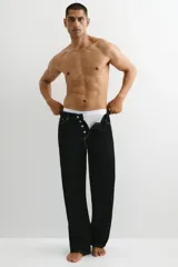 Pack de tres calzoncillos tipo trunk de color blanco, confeccionados en punto elástico con costuras planas y cintura elástica. Cuentan con tecnología Lycra® Xtra Life™.