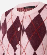 Cardigan corto de punto con estampado de rombos en tonos rosado y bordó, cuello redondo, mangas largas y cierre frontal con botones revestidos.
