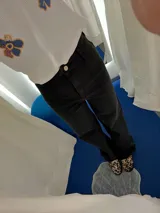 Pantalón jean negro de corte recto.