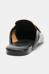 Mocasín destalonado de piel color negro, con detalle de antifaz en el empeine y bordes en tono contraste. Presenta punta redonda y suela plana.