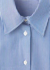Camisa de corte recto confeccionada en mezcla de algodón y lyocell, con diseño de rayas finas, cuello camisero, manga larga con puños abotonados y cierre frontal de botones.