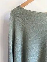 Sweater italiano tejido en hilo con lurex color verde agua, de calce oversized y talle único.