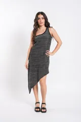 Vestido corto de tejido con brillo, diseño asimétrico de un solo hombro y dobladillo en punta.