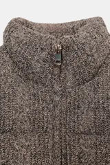 Anorak estilo bomber con diseño acolchado y tejido de punto con textura. Presenta cuello subido, cierre frontal con cremallera, mangas largas con elástico interior y bolsillos delanteros de vivo con forro polar. El bajo cuenta con acabado elástico.