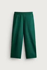 Pantalón jogger de corte relajado y pernera ancha, confeccionado en tejido de algodón con interior perchado. Cuenta con cintura elástica ajustable mediante cordón interior, bolsillos laterales y un bolsillo trasero de plastrón.