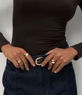 Body de manga larga con escote bote, confeccionado en tejido de poliamida y elastano. Presenta un diseño ajustado al cuerpo con cierre en el entrepiernas.