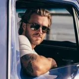 Lentes de sol Serengeti Tellaro 8818 polarizados, con montura metálica negra y lentes verdes.