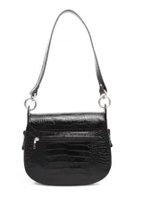Cartera de hombro color negro con textura efecto piel de cocodrilo, diseño de solapa con cierre de argolla metálica plateada y herrajes circulares en los laterales.