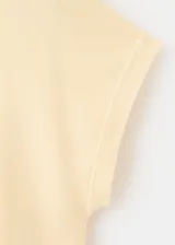 Chaleco de punto fino color amarillo claro, con escote redondo y diseño sin mangas de corte recto.