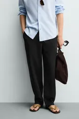 Pantalón de corte regular fit confeccionado en tejido mezcla de algodón, con cintura elástica ajustable mediante cordón, bolsillos laterales y bolsillos traseros de vivo.