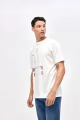 Remera de algodón con efecto lavado, manga corta y cuello redondo. Presenta un estampado central con diseño de estrella y detalles desgastados.