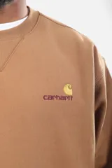 Buzo de cuello redondo Carhartt, color negro, con logo bordado pequeño en el pecho. Presenta puños y ruedo acanalados.