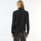 Sweater de punto fino en color negro, con cuello alto y mangas largas con puños acanalados.