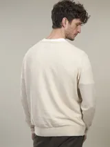 Sweater azul marino de tejido de punto liso, con cuello redondo y mangas largas.