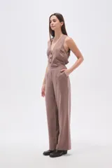 Pantalon de corte recto y tiro medio, confeccionado en viscosa de color marrón.